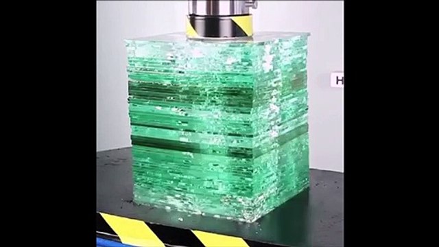 Détruire une pile de verre avec une presse hydraulique... impressionnant