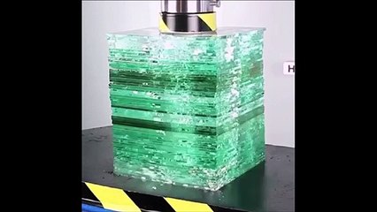 Détruire une pile de verre avec une presse hydraulique... impressionnant
