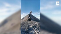 Un volcan entre en éruption pendant sa séance de méditation. Timing parfait