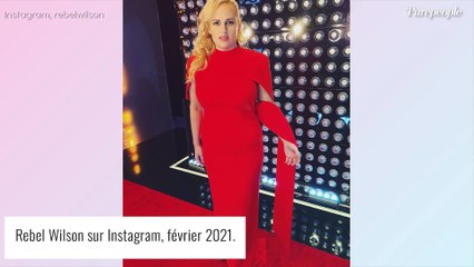 Rebel Wilson transformée : elle pique une robe de Meghan Markle !