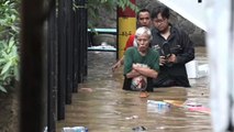 Situasi Banjir di Ibu Kota, Sebagian Warga Memilih Bertahan di Rumah