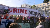 شاهد: العشرات يتظاهرون ضد نتنياهو تزامنا مع محاكمته في القدس بتهم فساد