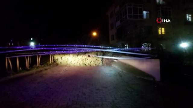 Silivri’de fırtına ağacı kökünden söktü