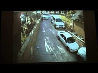 فتاة تحاول منع انزلاق سيارتها.. فتصدتدم بها