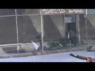 استسلام قوات النظام على حاجز في معرة النعمان بسورية