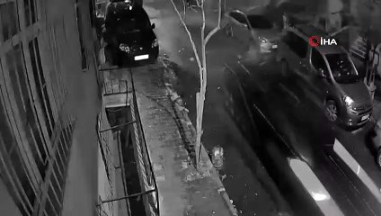 Bağcılar’da bir kişinin yaralandığı çatının uçma anı kamerada