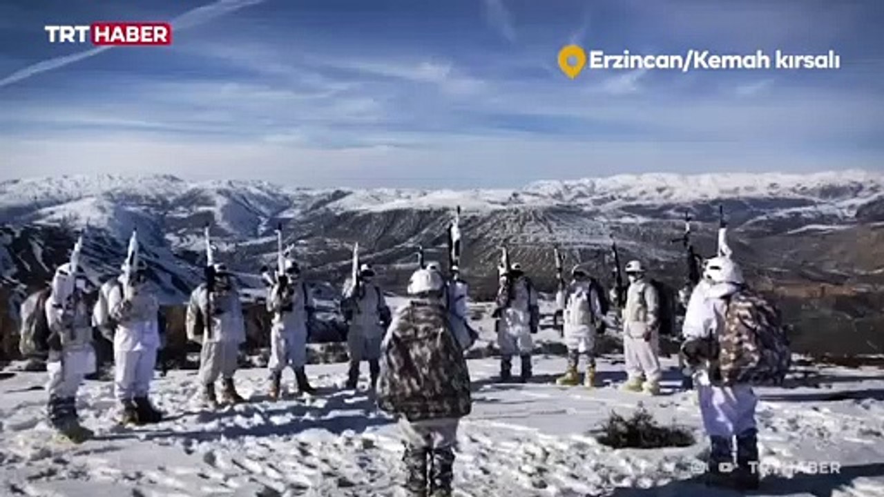 Mehmetçik'ten karlı dağlarda 'komando marşı'