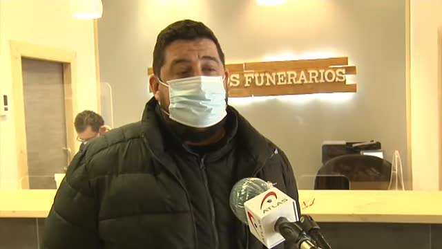 Féretros apilados en las funerarias por el imparable goteo de fallecidos