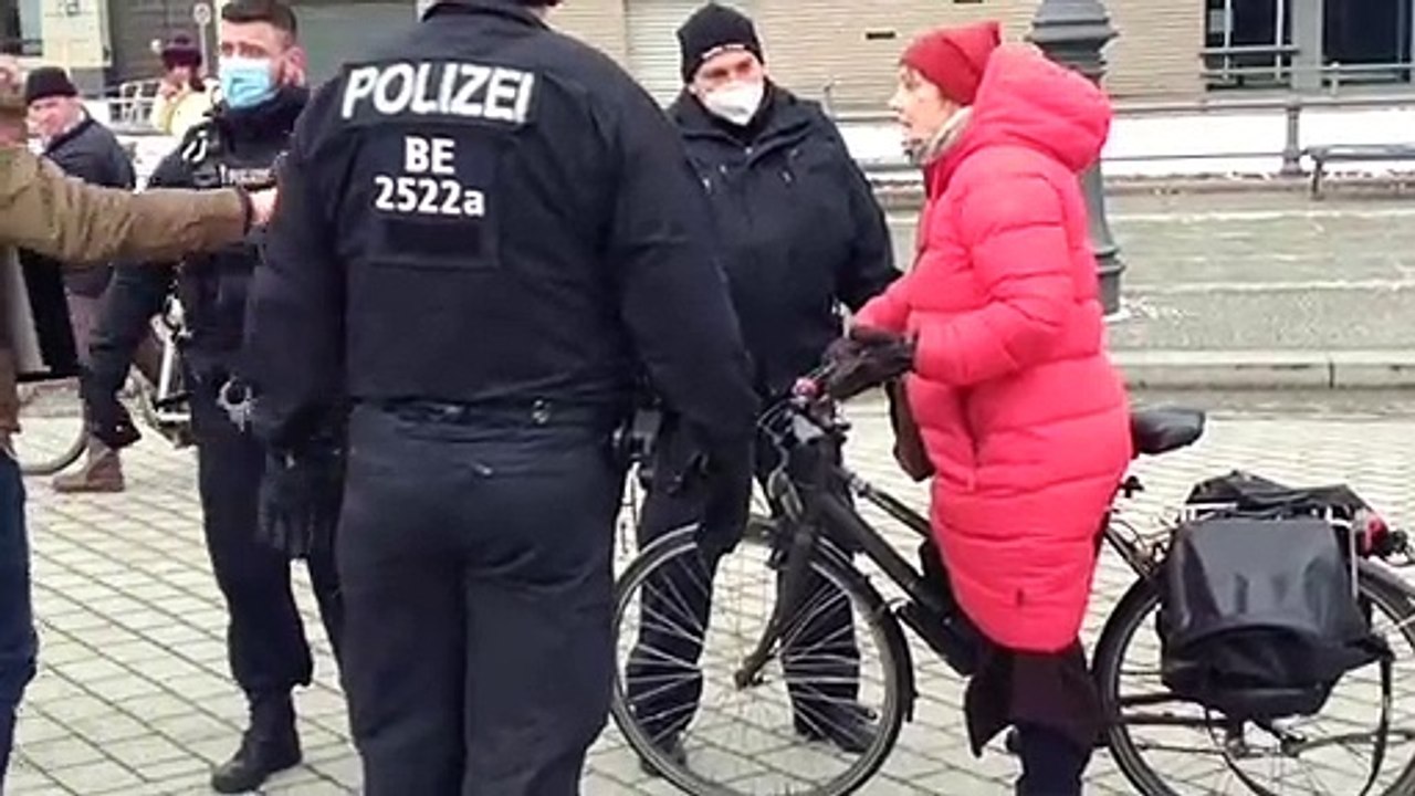 Radelnde Passantin wird von Polizei festgehalten