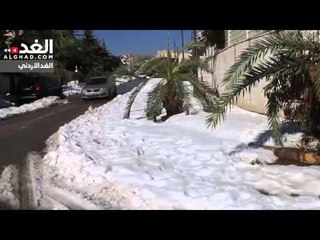 أكوام الثلوج على جنبات الطرق تعيق حركة السير