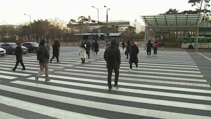 [날씨] 출근길 쌀쌀, 낮부터 추위 풀려...동쪽 '건조주의보' / YTN
