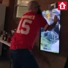 Aficionado a los Chiefs rompe su televisor por derrota en el Super Bowl