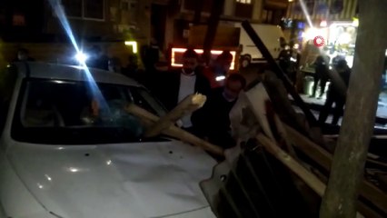Esenler'de seyir halindeki bir otomobil uçan çatının altında kalmaktan kıl payı kurtuldu... O anlar kamerada