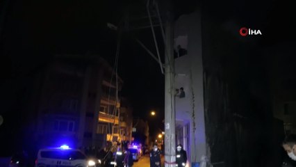Şiddetli Lodos çatıyı 2 sokak öteye uçurdu, vatandaşlar film izler gibi izledi