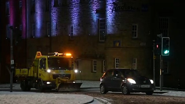 Snow hits the streets of Edinburgh as amber warning issued for central Scotland