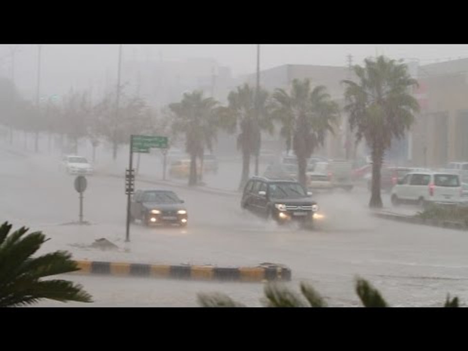 أمطار غزيرة تغرق الشوارع