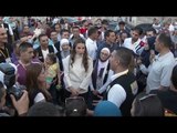 الملكة رانيا والأميرة إيمان خلال جولة بشارع الرينبو مع فريق مجموعة آوت آند أباوت.