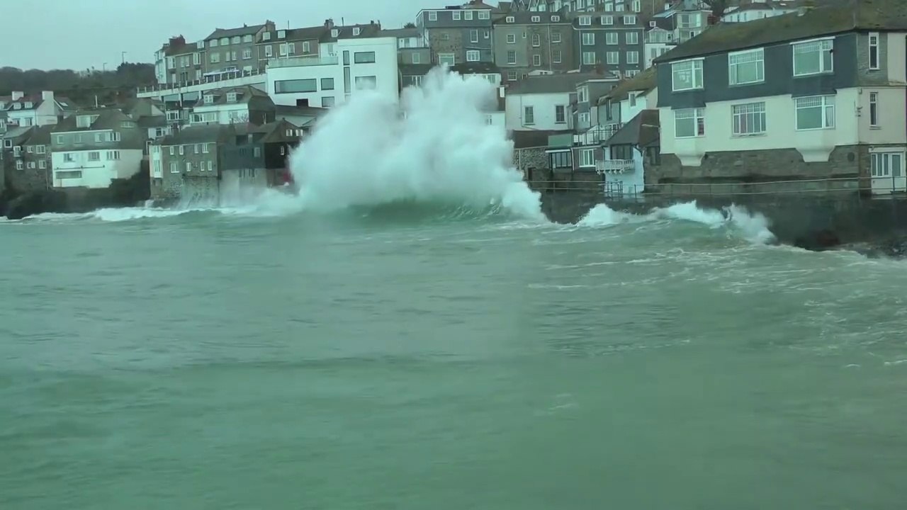 SLICE OF St IVES COURTESY OF STORM Big wave