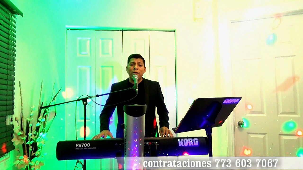 Reyes Garcia Tecladista de Chicago tocando corridos para pistear 100% Mexicanos