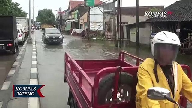 Masih Terendam Banjir, Lalu Lintas di Kawasan Genuk Tersendat