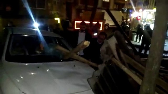 İstanbul'da fırtına: Çatının düşme anı böyle görüntülendi