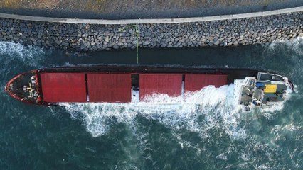 下载视频: İstanbul'da karaya oturan geminin sol tarafı fırtınada suya gömüldü