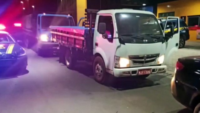 PRF apreende carga de cigarros contrabandeados, arma e munições na BR 277