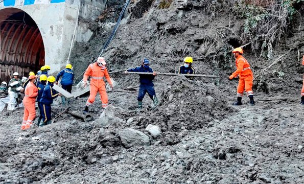 Al menos 18 muertos y 200 desaparecidos en India tras avalancha en el Himalaya