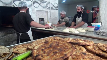 Sıcak ekmek kokusu altında kitap ve çay molası