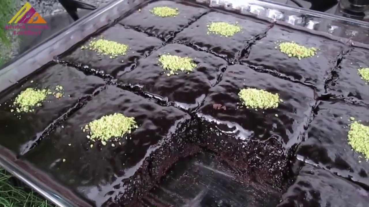 BOL SOSLU KOLAY ISLAK KEK TARİFİ  SICAK SOSUYLA SUFLE TADINDA Yemek Tarifleri