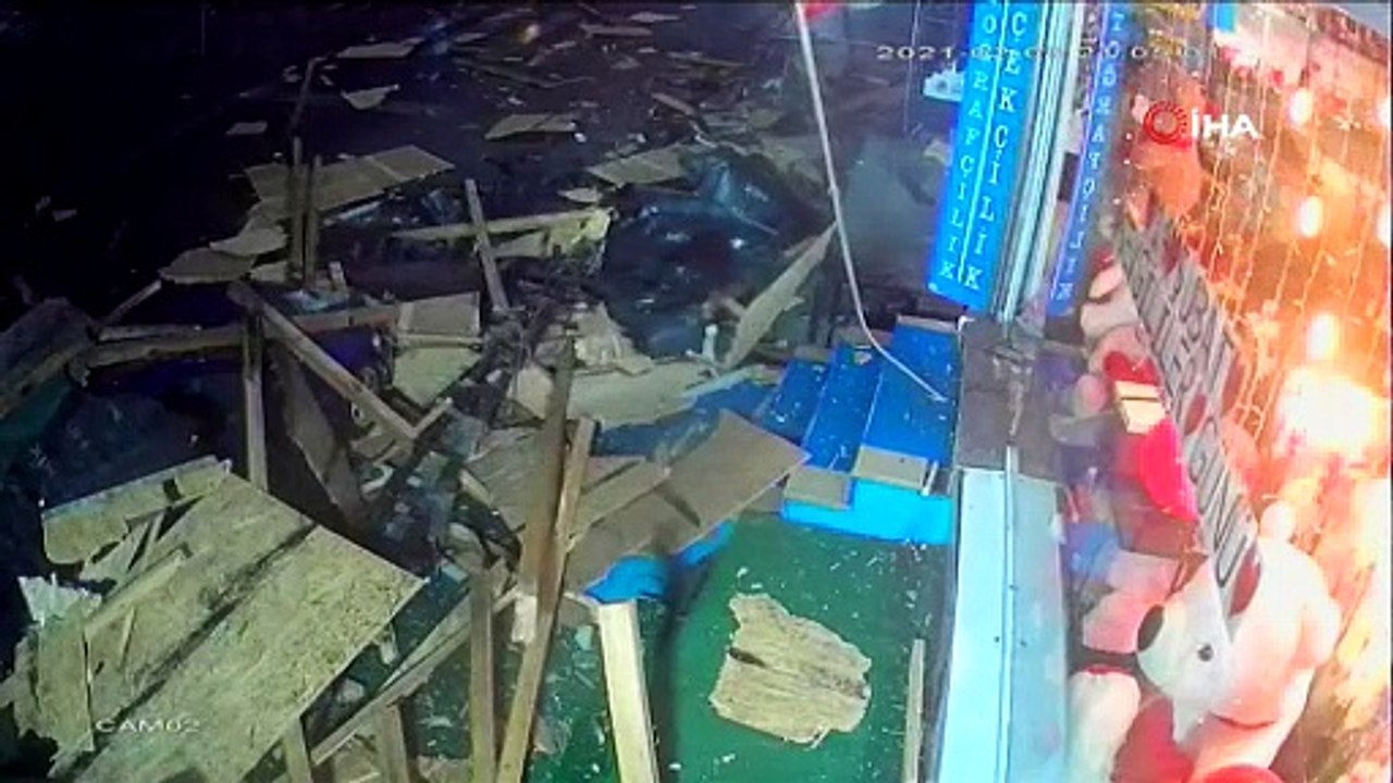 Çatı uçtu, saniyelerle ölümden döndü