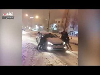 دوريات الجمارك تساعد عالقين على شارع المطار