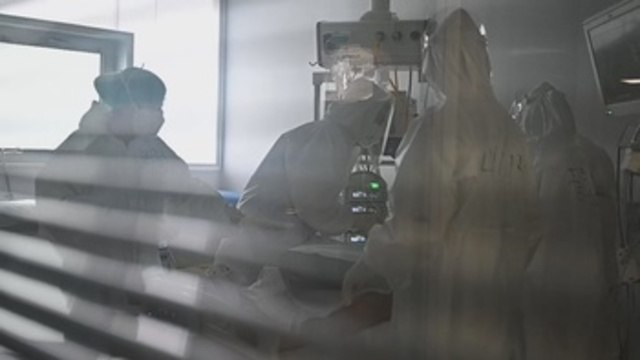 Las 909 muertes del fin de semana ensombrecen el descenso de contagios