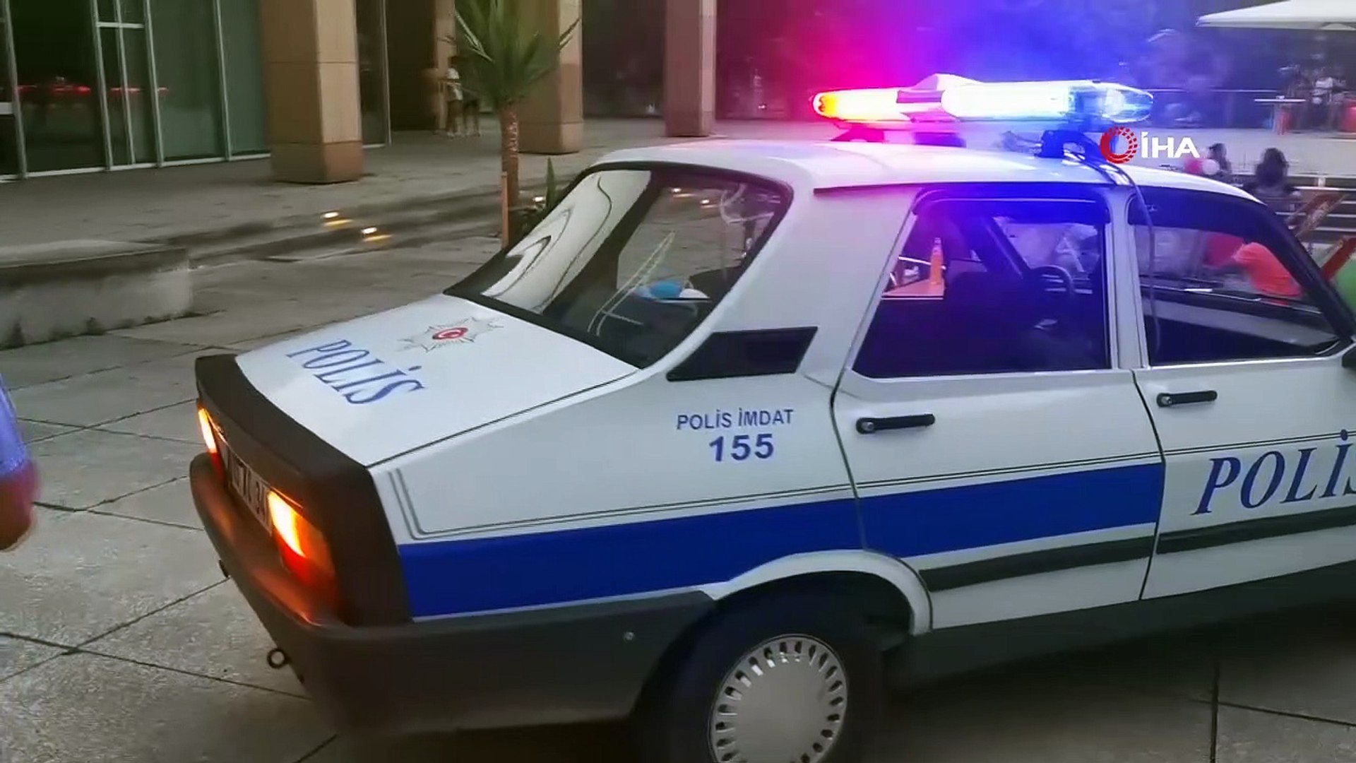 Anadol ve Toros'la gezdiği Almanya sokaklarında fenomen oldu- Klasik araç  tutkusunu Almanya'ya taşıyan gurbetçi görenleri şaşırtıyor- Türkiye'de  plakalı klasik polis aracı ile Almanya caddelerinin tozunu atıyor-  Almanya'daki festiva - Dailymotion Video