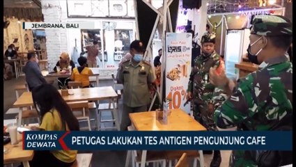 Petugas Lakukan Tes Antigen  Pengunjung Cafe