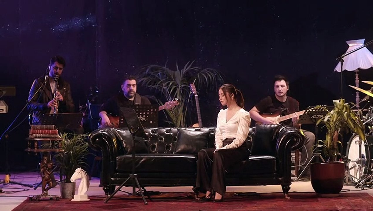 Tuğba Yurt - Zalim (Akustik Canlı Performans)