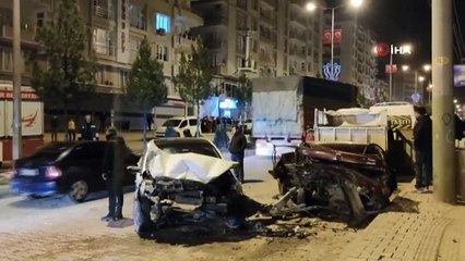 Hızını alamayıp 4 araca çarptı, olay yerinden kaçtı