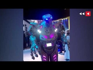 رجل آلي "روبوت" يرحب بالمشاركين في مؤتمر الاتصال الحكومي  في إمارة الشارقة بدولة الإمارات