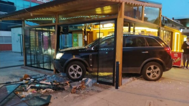 Aracıyla kafeye girdi, çalışan kadın ölümden kıl payı kurtuldu