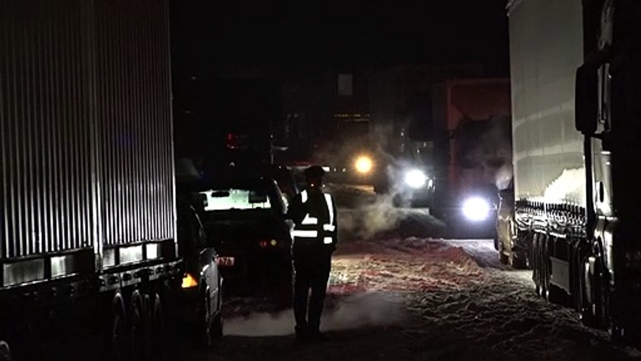 Autofahrer sitzen in eisiger Kälte fest