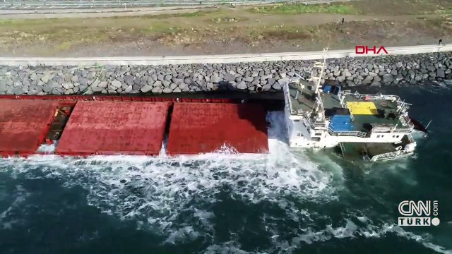 Karaya oturan kargo gemisini fırtına vurdu
