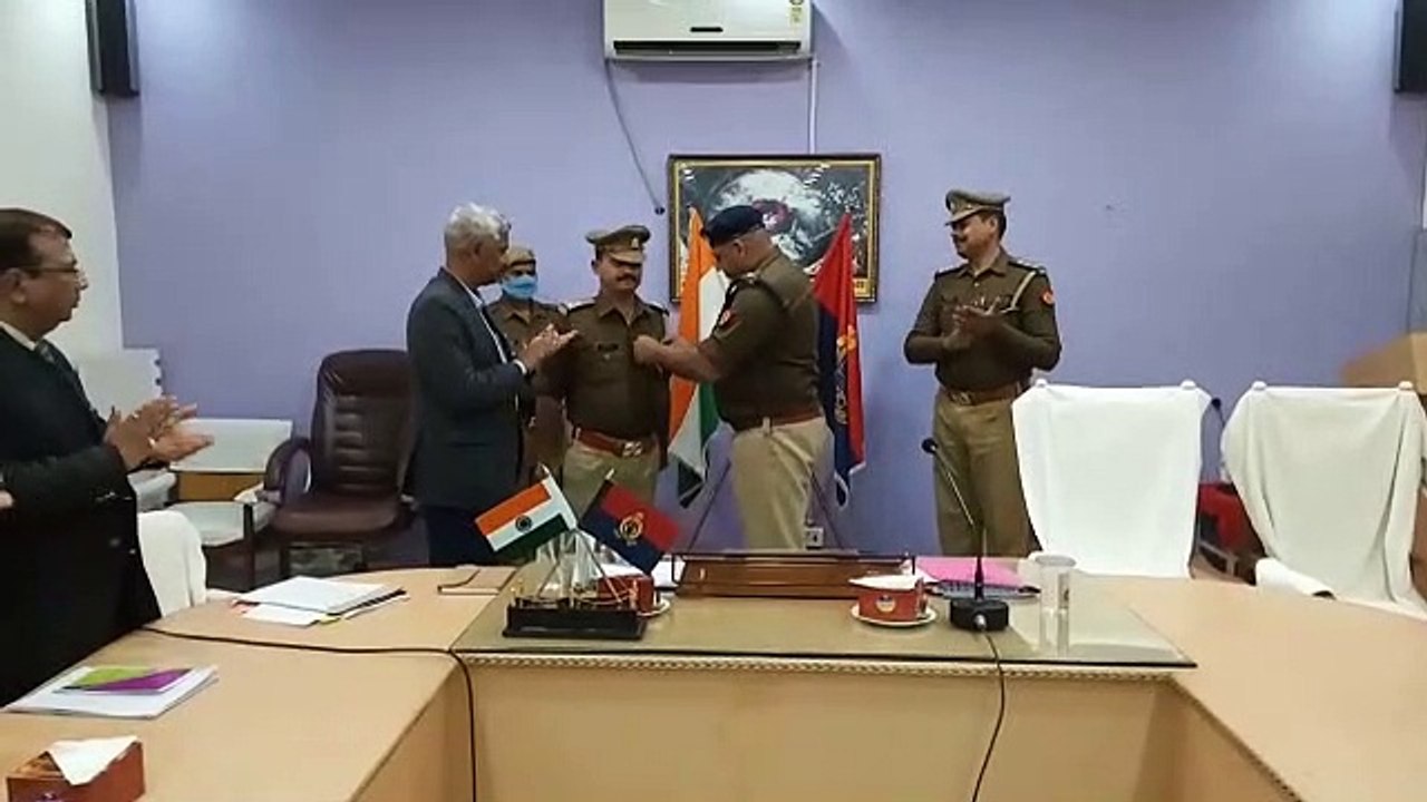 पुलिस महानिदेशक द्वारा थाना प्रभारी को दिए रजत प्रशंसा चिन्ह को डीएम एसपी ने थाना प्रभारी को सौंपा