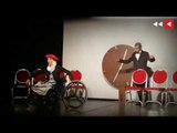 بكرسيها المتحرك: عباسي تبدع على خشبة المسرح