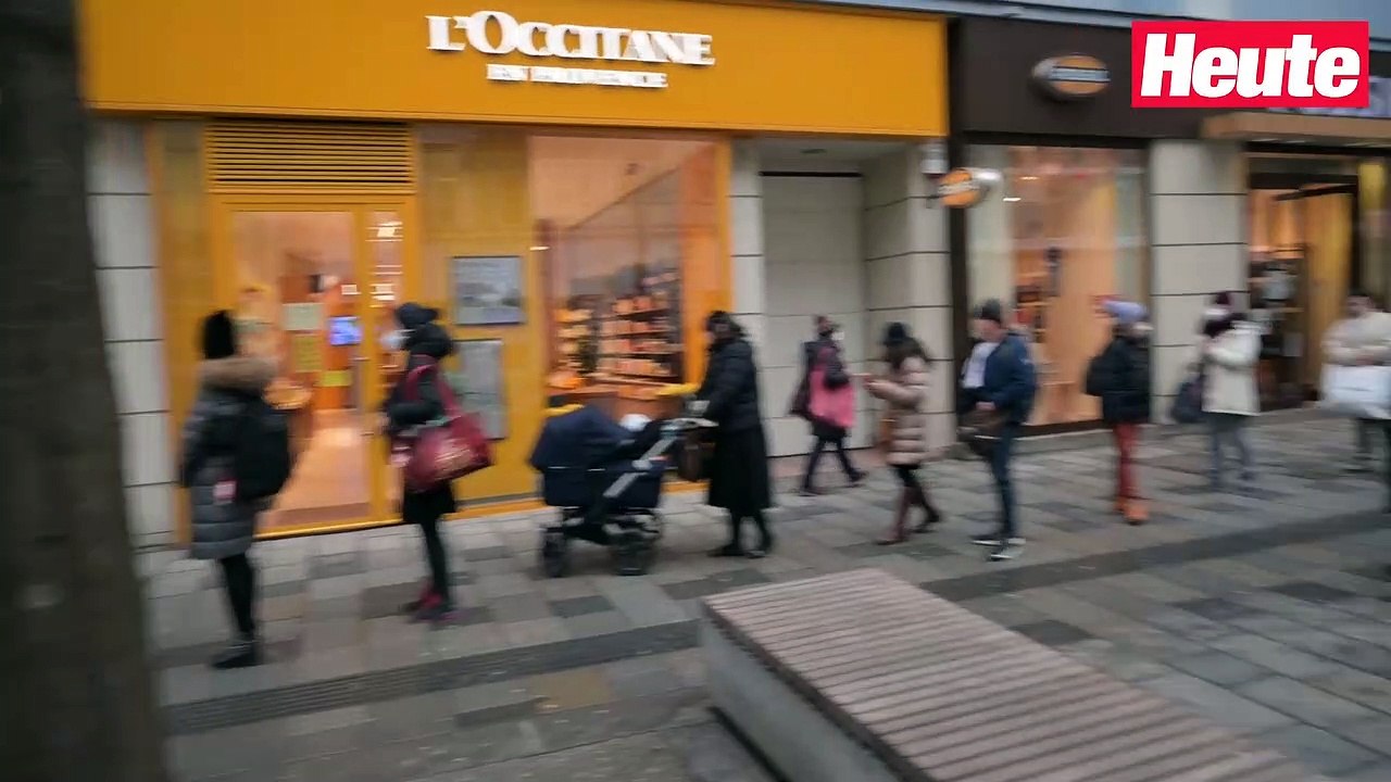 Meterlange Schlange vor Designer-Outlet in Wiener City