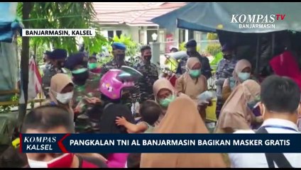 Ingatkan Warga Disiplin Prokes, Lanal Banjarmasin Bagikan Masker Kepada Warga