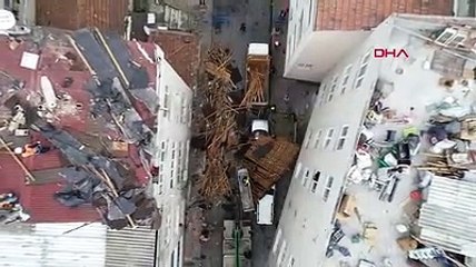 Esenler'de fırtına çatıyı yerinden söktü; sokak savaş alanına döndü