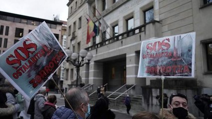 Hosteleros se concentran ante el TSJPV, que ha autorizado reabrir