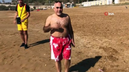 Turistlerin dalgaya rağmen deniz keyfi