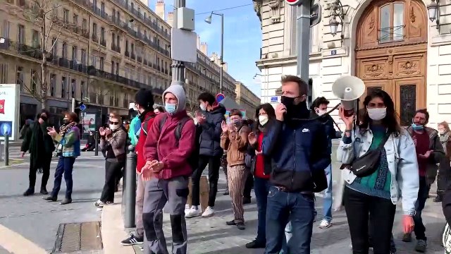 Un rassemblement en cours place Sadi Carnot (2e) pour des familles menacées d'expulsion
