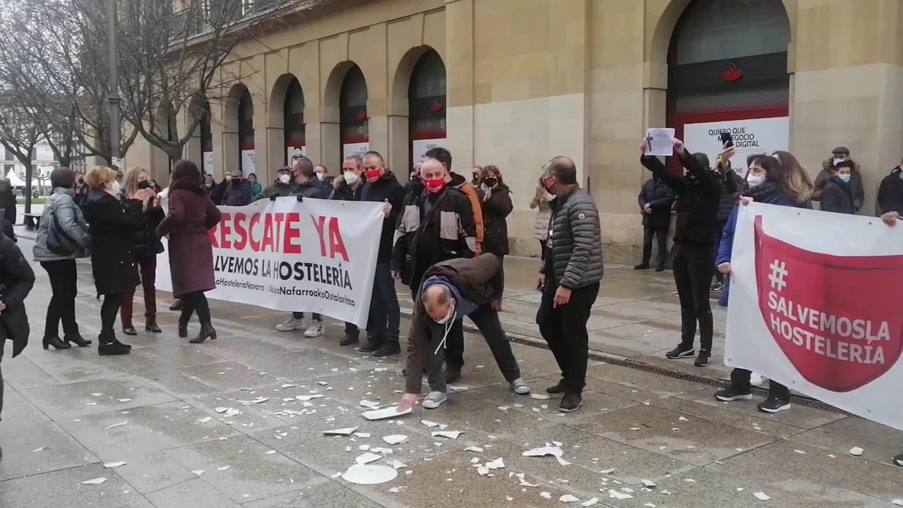 Hosteleros protestan ante el Gobierno foral por estar "pagando los platos rotos de la pandemia"